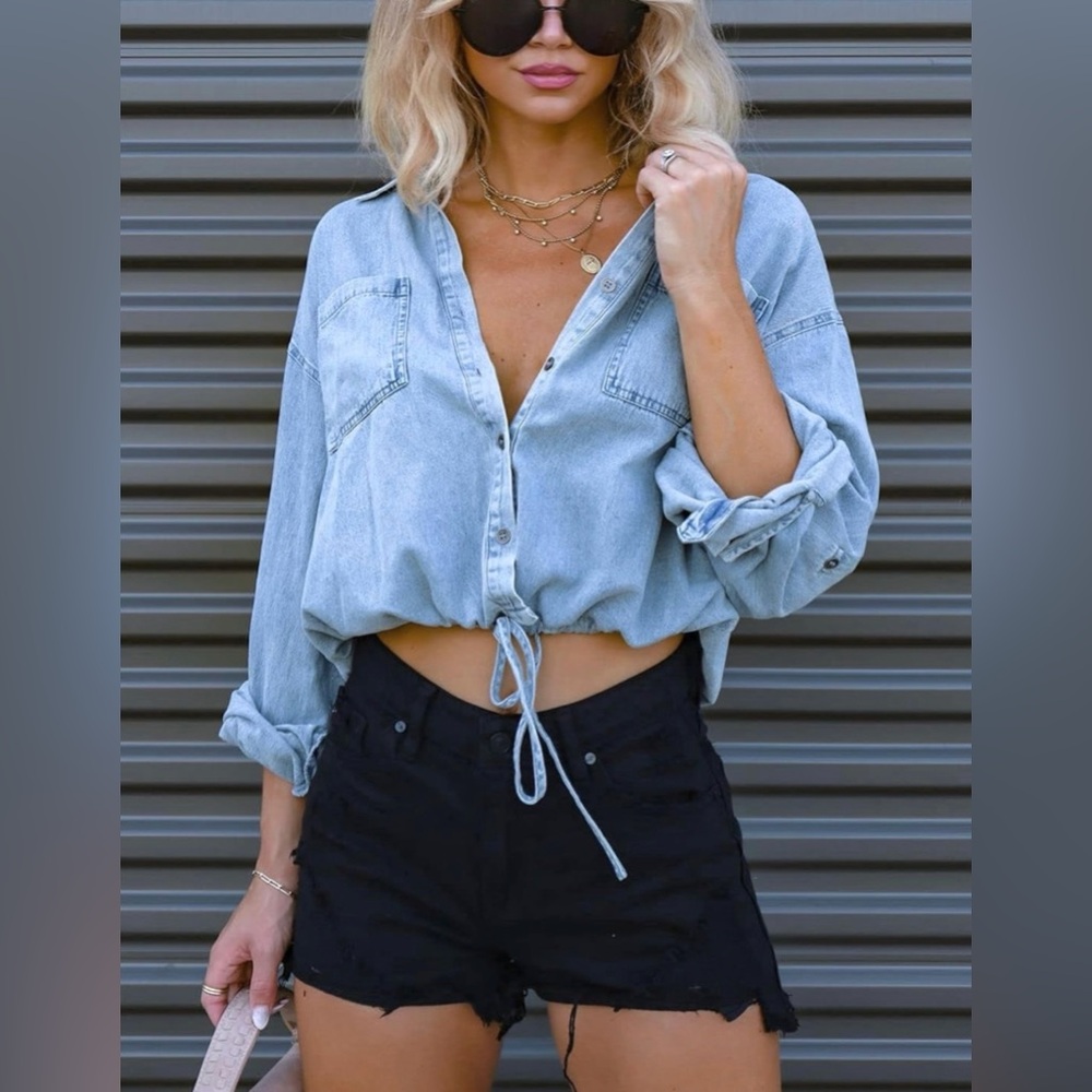 NEW WITH TAGS Chic Cropped Denim Top / Chambray Shirt 💙 - Picture 2 of 7
